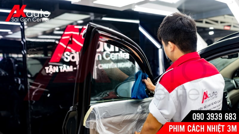 Vệ sinh sạch sẽ bề mặt kính trước khi dán phim