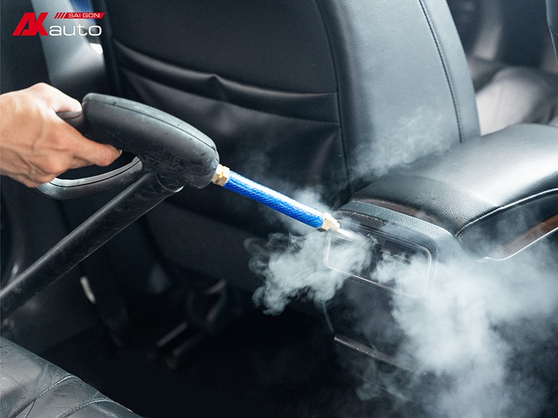 Vệ sinh nội thất ô tô bằng hơi nước nóng giúp làm sạch sâu các vết bẩn cứng đầu