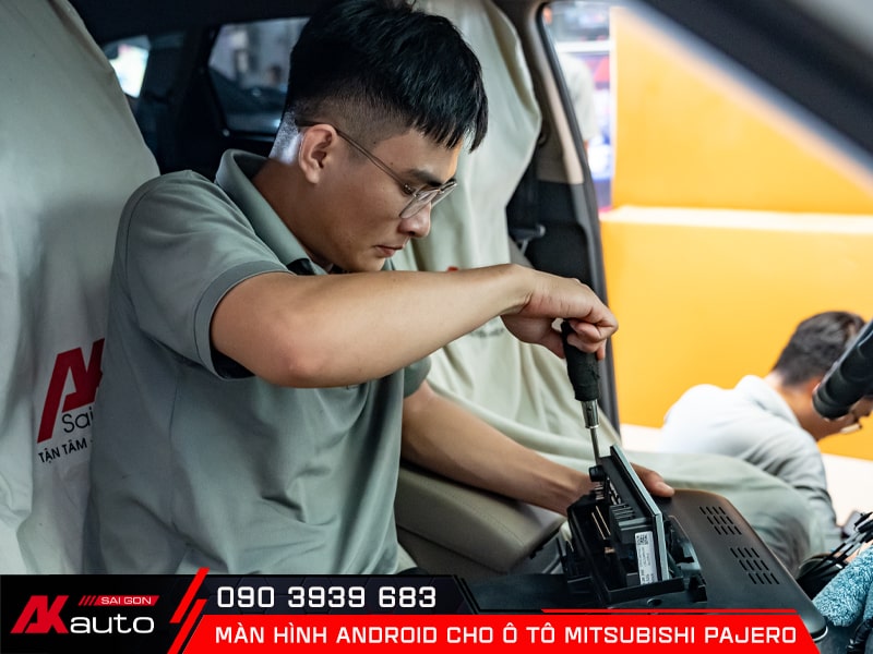 Dịch vụ lắp đặt màn hình ô tô Pajero của AKauto